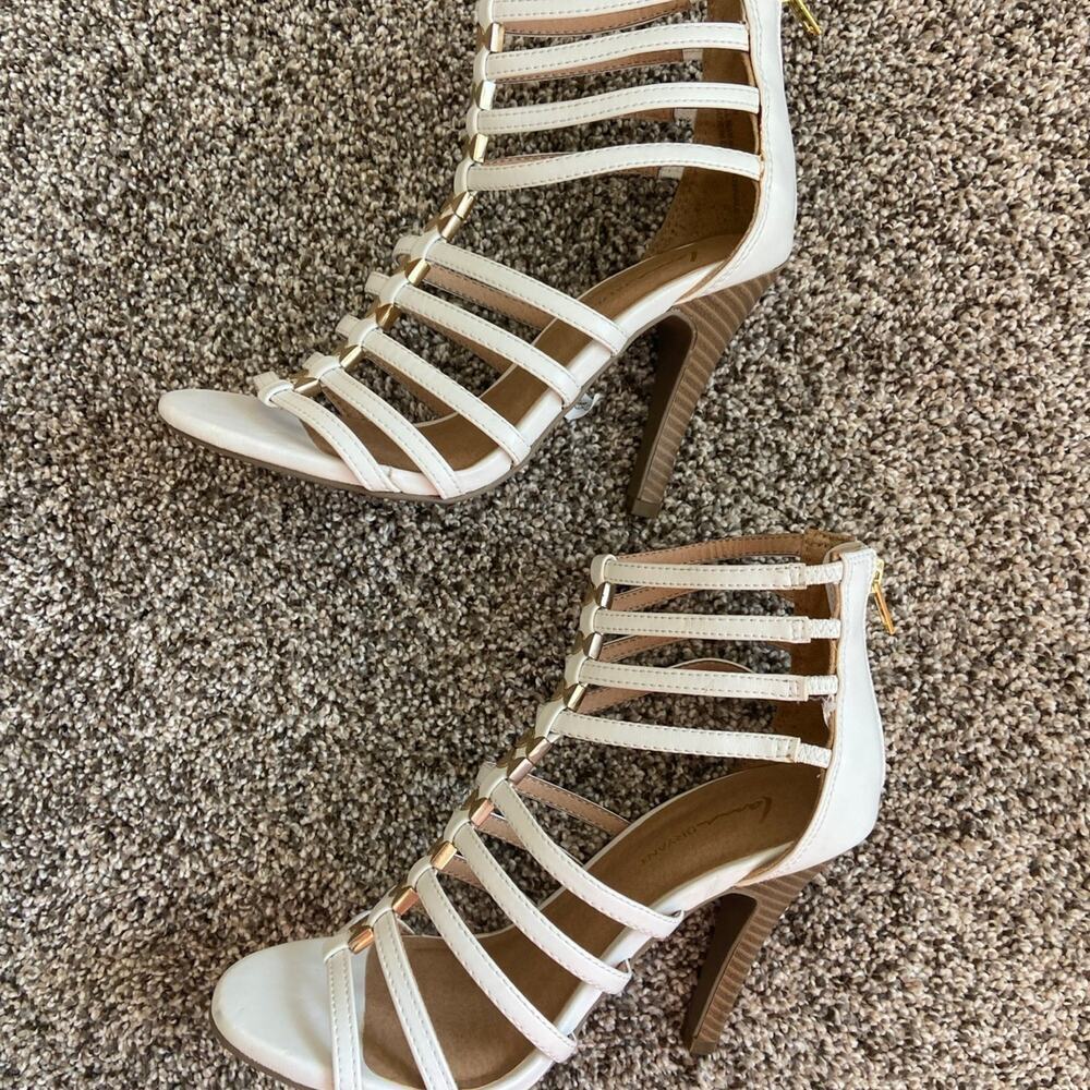 Lane Bryant strappy white heel with gold bows 7w new with defect - Picture 1 of 8